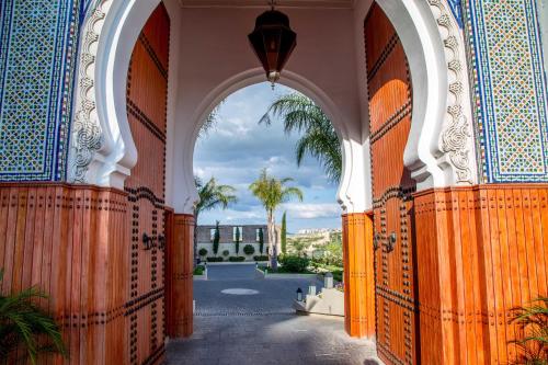 un arco en un edificio con vistas a un patio en Palais Faraj Suites & Spa, en Fez