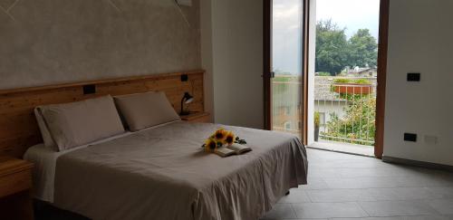 um quarto com uma cama com um urso de peluche em Il Mulinel agriturismo em Teglio