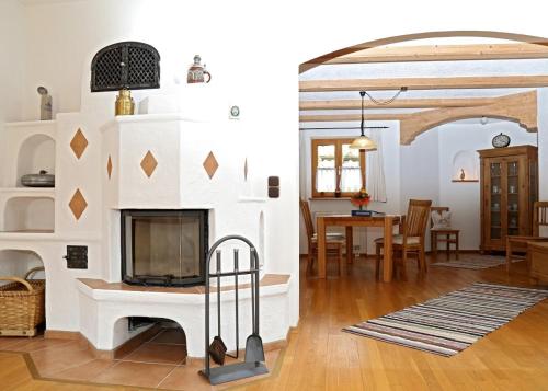 - un salon avec une cheminée et une table dans l'établissement Haus Billinger, à Truchtlaching