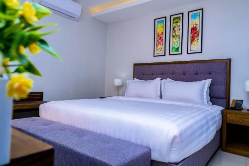 Canary Hotel Kampala 객실 침대