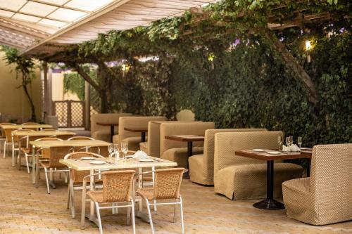 uma fila de mesas e cadeiras num restaurante em Almira Orion Group Hotel em Adler