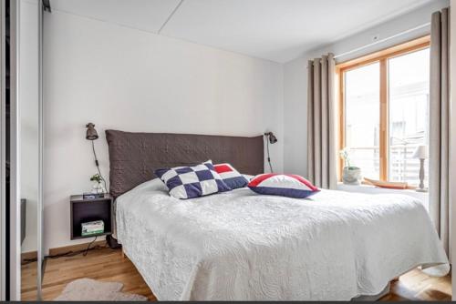 um quarto com uma cama com duas almofadas em Egen lägenhet underbara Käringön möjlighet till parkeringsplats em Käringön