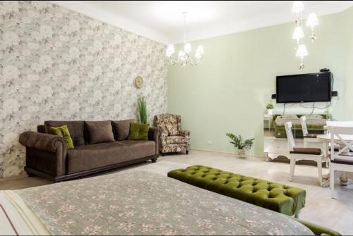 sala de estar con sofá y comedor en Edem Apartments in Lviv, en Leópolis