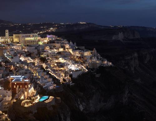 a view of a city at night at Villa Bordeaux in Fira