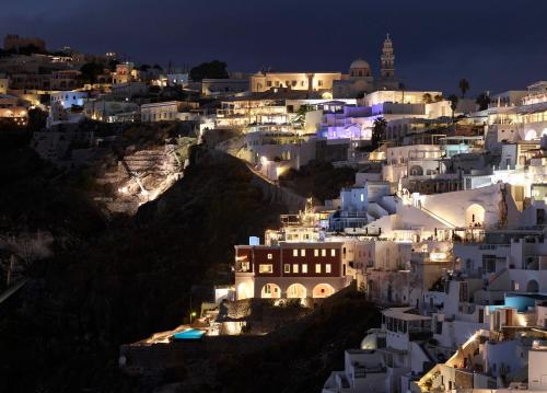 a view of a city at night at Villa Bordeaux in Fira