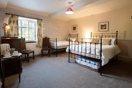 een slaapkamer met 2 stapelbedden en een raam bij The Powis Arms in North Lydbury