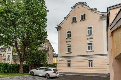 un'auto parcheggiata di fronte a un edificio di Villa Elisa a Salisburgo