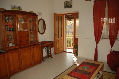 sala de estar con armario de madera y puerta en Apartment Vukorep, en Suđurađ