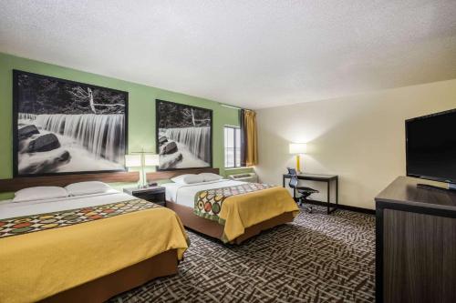 מיטה או מיטות בחדר ב-Super 8 by Wyndham Wichita East