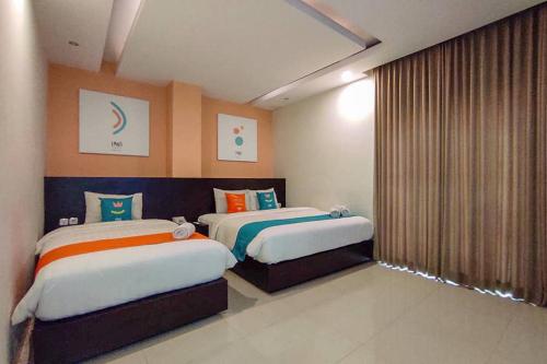 Tempat tidur dalam kamar di Sans Hotel Nagari Malioboro