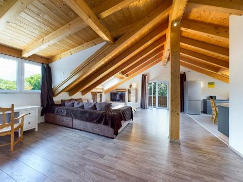 duży salon z dużym łóżkiem i drewnianym sufitem w obiekcie Bergspitzen w Garmisch Partenkirchen