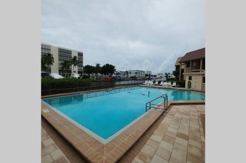 Πισίνα στο ή κοντά στο Luxury Beach Condo Located On The Bay In A Tropical Oasis!!!
