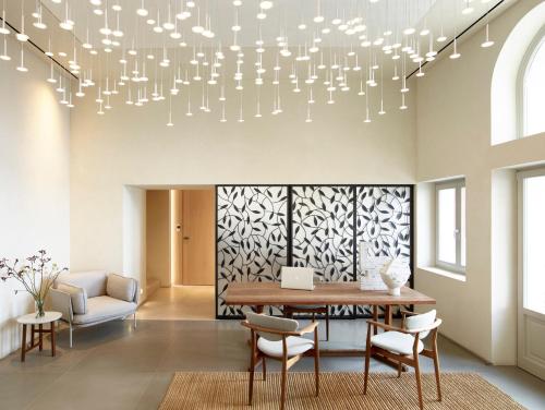 a dining room with a table and chandelier at Villa Bordeaux in Fira