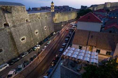 - une vue aérienne sur une rue avec des voitures garées à côté d'un château dans l'établissement Villa Ragusa Vecchia, à Dubrovnik