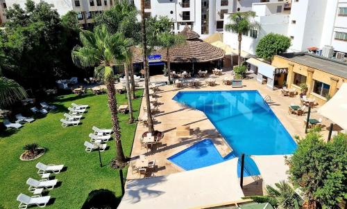 einen Blick über den Pool in einem Resort in der Unterkunft El Oumnia Puerto & Spa in Tangier