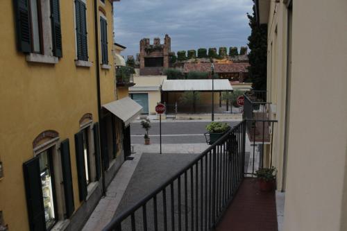 a view of a street from a balcony with a stop sign at Appartamento Balconcino su Lazise in Lazise