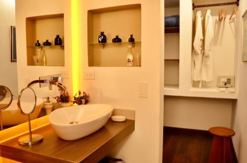a bathroom with a bowl sink on a wooden counter at Sumangá Hotel Boutique in Sutatausa