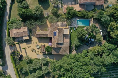 an overhead view of a house with a yard at Le Mas Carré Séguret in Séguret