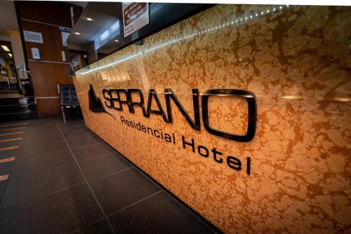 Serrano Residencial Hotelに飾ってある許可証、賞状、看板またはその他の書類
