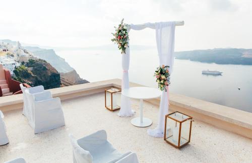 a wedding ceremony on the edge of a cliff at Villa Bordeaux in Fira