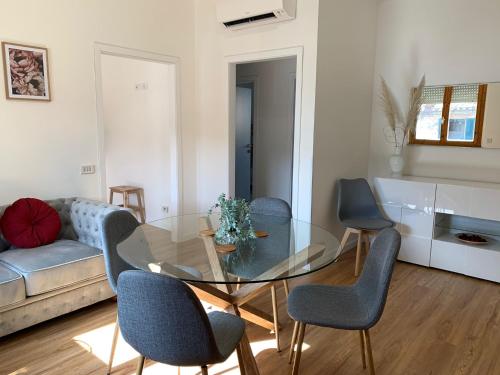 a living room with a glass table and chairs at SMartspot Rosia in Rosia
