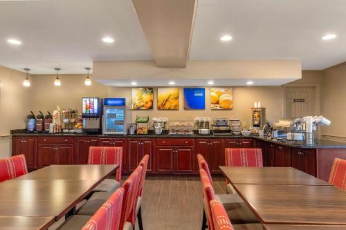 een fastfoodrestaurant met houten tafels en rode stoelen bij Comfort Inn Foxboro - Mansfield in Foxborough