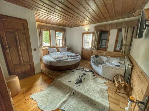 Zimmer mit einem Bad mit Badewanne und Waschbecken in der Unterkunft Къща за гости Родопски изгрев in Leshten