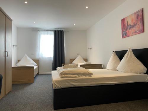 ein Hotelzimmer mit 2 Betten und einem Fenster in der Unterkunft Haus Sonnenschein in Monheim