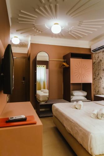 a hotel room with two beds and a television at Happy House Comfort Plus in Faro