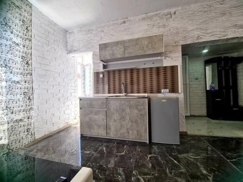 uma cozinha com um lavatório e uma bancada em Топ Център едностаен! em Razgrad
