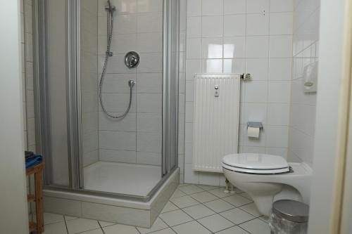 ハレにあるFullHouse - Halle - T28 - Panda Apartmentのシャワーとトイレ付きの白いバスルーム