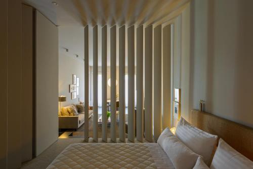 una camera con un letto e una grande finestra di FLH ESQVTA Luxury Housing a Porto