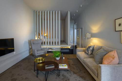 un soggiorno con divano e tavolo di FLH ESQVTA Luxury Housing a Porto