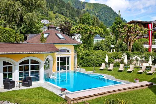 ein Haus mit einem Pool im Hof in der Unterkunft Romantikhotel Zell am See in Zell am See