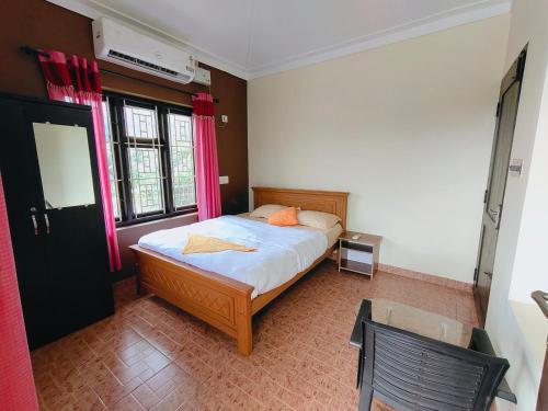 - une chambre avec un lit doté de draps blancs et de rideaux roses dans l'établissement 7TH HEAVEN Kannur, à Chakkarakkal