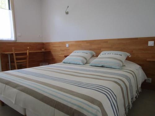 1 dormitorio con 1 cama grande y 2 almohadas en Chambre d'hôte, Royan plage, petit-déjeuner bio, en Royan