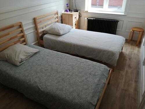 sypialnia z 2 łóżkami i oknem w obiekcie Bruneval lodge w mieście Dunkierka