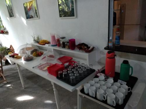 a table with cups on it in a kitchen at Pousada Camping Bombinhas in Bombinhas