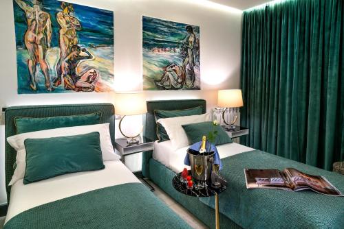 A bed or beds in a room at Luxury Beachfront Apartment Taormina Pool and Parking
