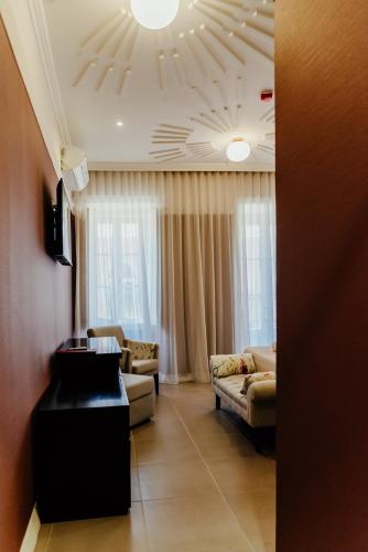 a living room with a couch and a piano at Happy House Comfort Plus in Faro