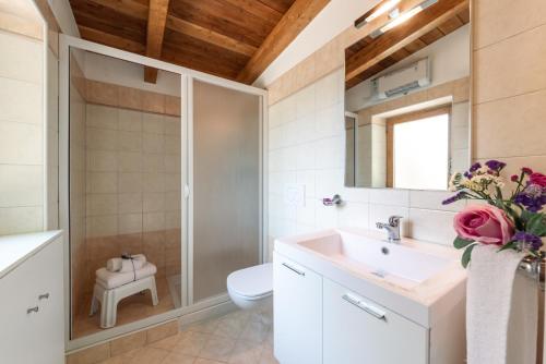 a bathroom with a sink and a toilet at Villa degli Ulivi in Lempa