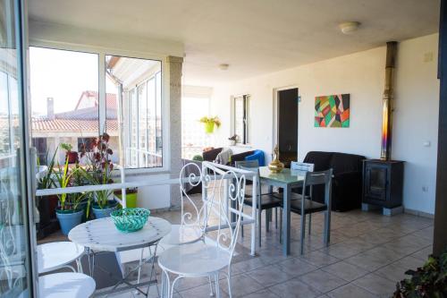 a living room with a table and chairs at Recanto da Avó in Seia