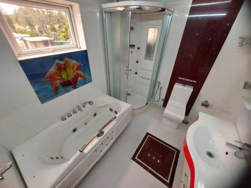 乌提Astoria Residency的带浴缸和水槽的浴室