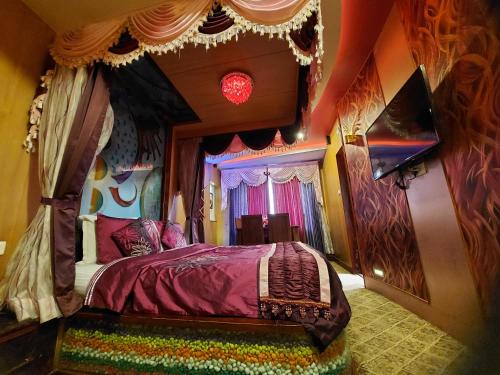 Ein Bett oder Betten in einem Zimmer der Unterkunft Astoria Residency