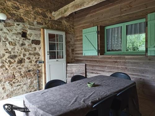 une salle à manger avec une table et des chaises dans un bâtiment dans l'établissement Gîte de La Brenelière, à Cirière