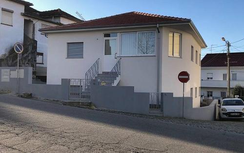 a white house on the side of a street at Casa do Meio in Paredes