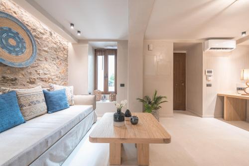 Posteľ alebo postele v izbe v ubytovaní Apollonos 28 Luxury Suites