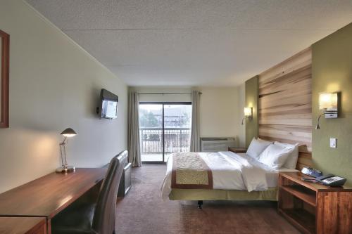 Pokój hotelowy z łóżkiem z biurkiem i oknem w obiekcie Blue Mountain Resort Inn w mieście Blue Mountains