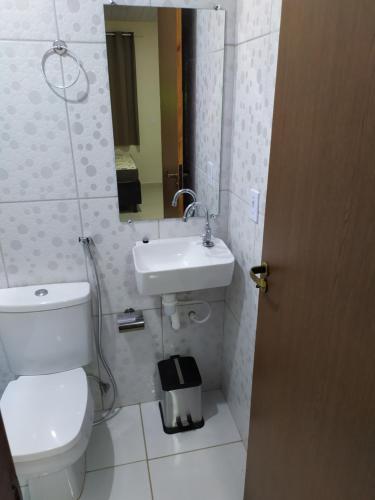 a bathroom with a toilet and a sink at Paraíso do Boldró Flat in Fernando de Noronha