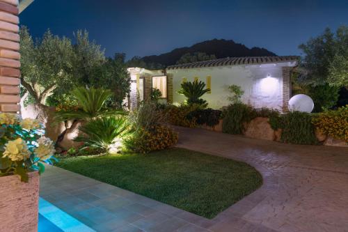 Eliantos Boutique Hotel & Spaにある庭